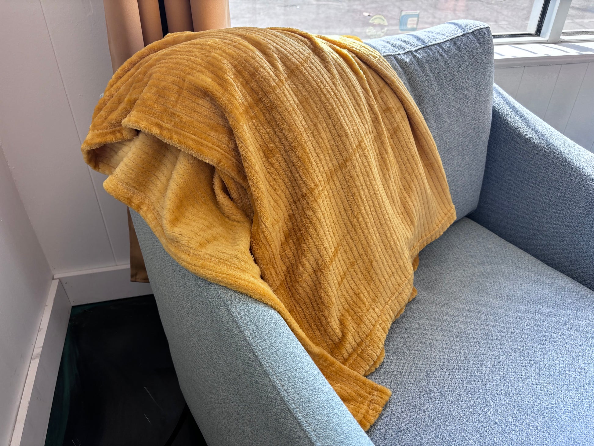 Gold Velvet Throw Blanket - Reclaimed Elegance